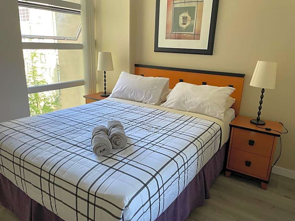 1BD+Den condo, with free parking in Downtown!