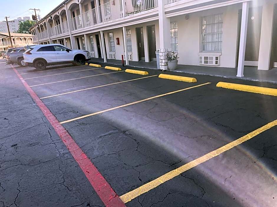 Days Inn by Wyndham Market Center Dallas