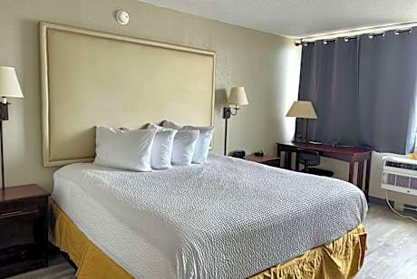 King Room with Mobility Access, Bathtub w/ Grab Bars, Non-Smoking
