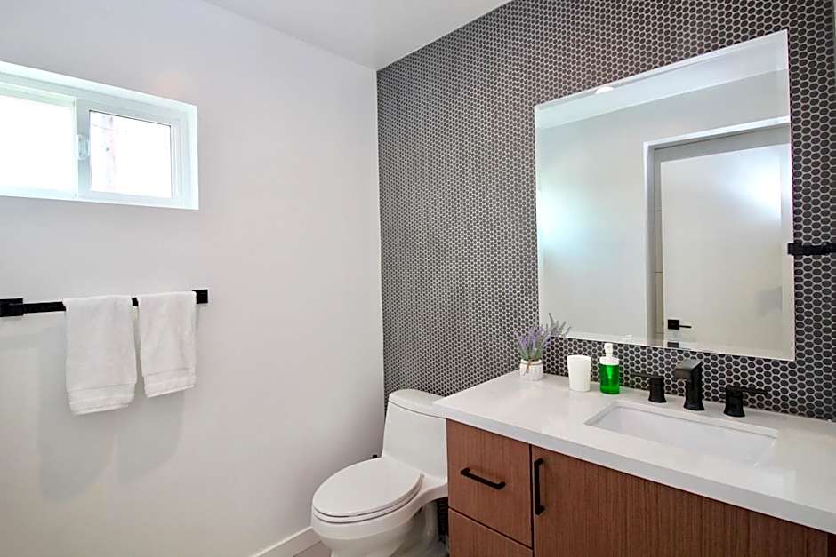 Los Angeles 3BR Villa Suites with Free Parking
