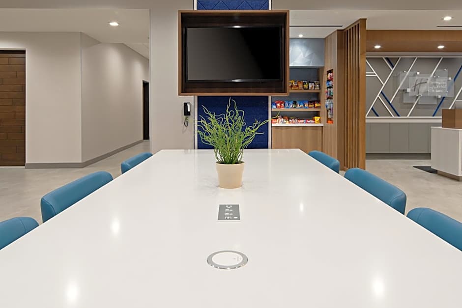 Holiday Inn Express and Suites Valencia - Santa Clarita By IHG