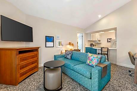 One-Bedroom Queen Suite with Roll-In Shower - Mobility Accessible