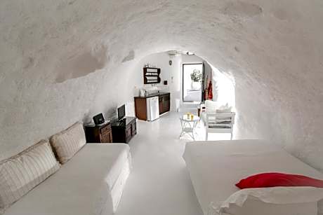 Cave Suite with Caldera View