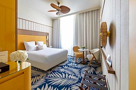 Junior Queen Suite and Sofa Bed and Street View