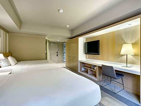 Mobility Accessible Deluxe King with Tub