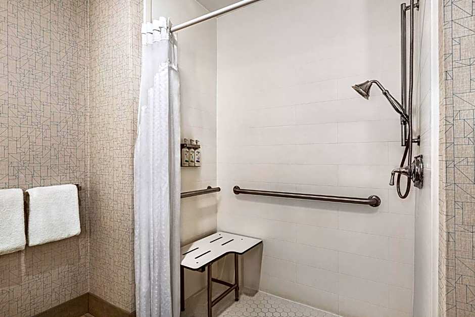 Holiday Inn Express and Suites Redding By IHG