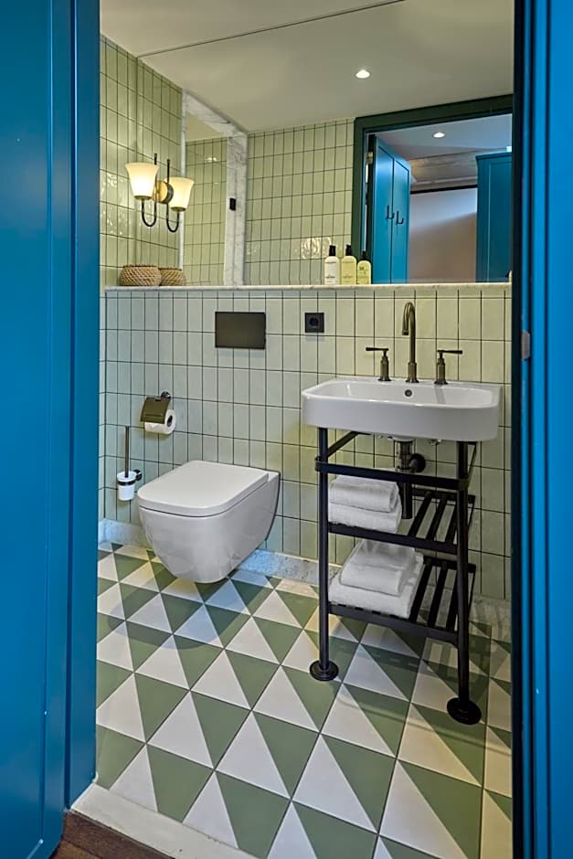 The July - Boat & Co