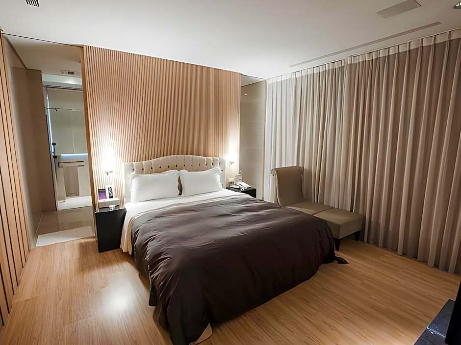 Photo 1 of 6 of Fashion 1 King Bed