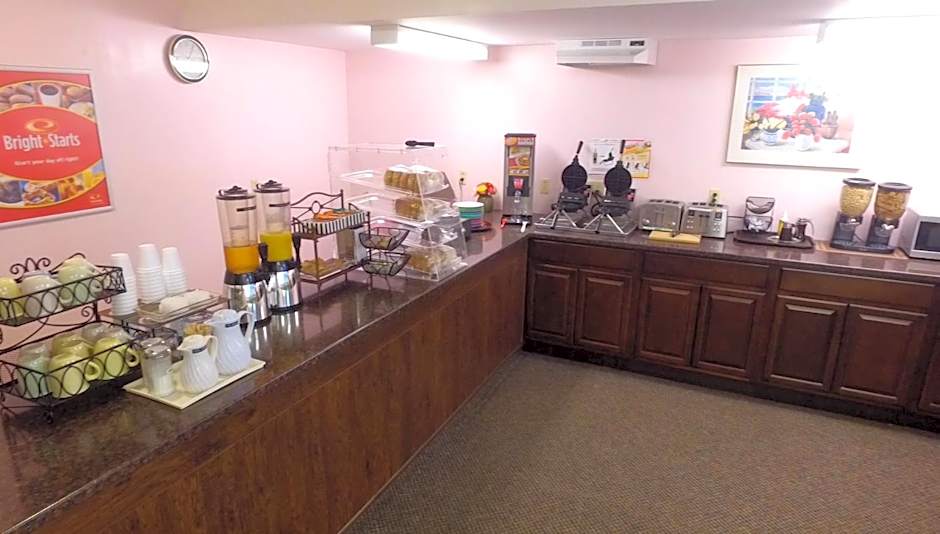 Econo Lodge Inn & Suites