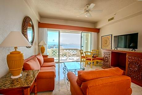 Junior Suite Deluxe Premium Level (2 Adults + 2 Child)