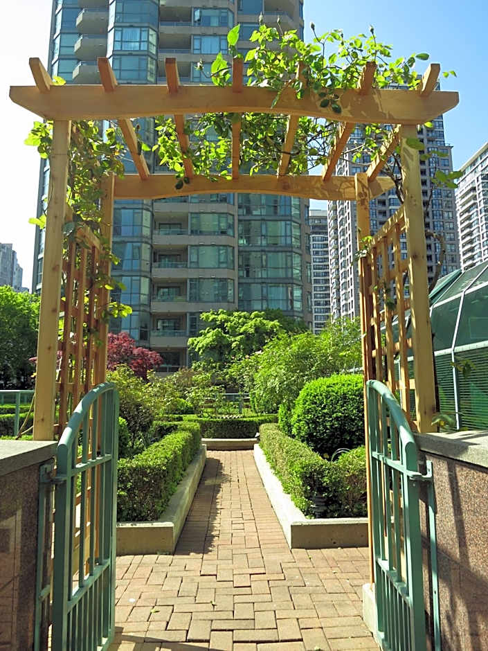 Rosedale on Robson Suite Hotel