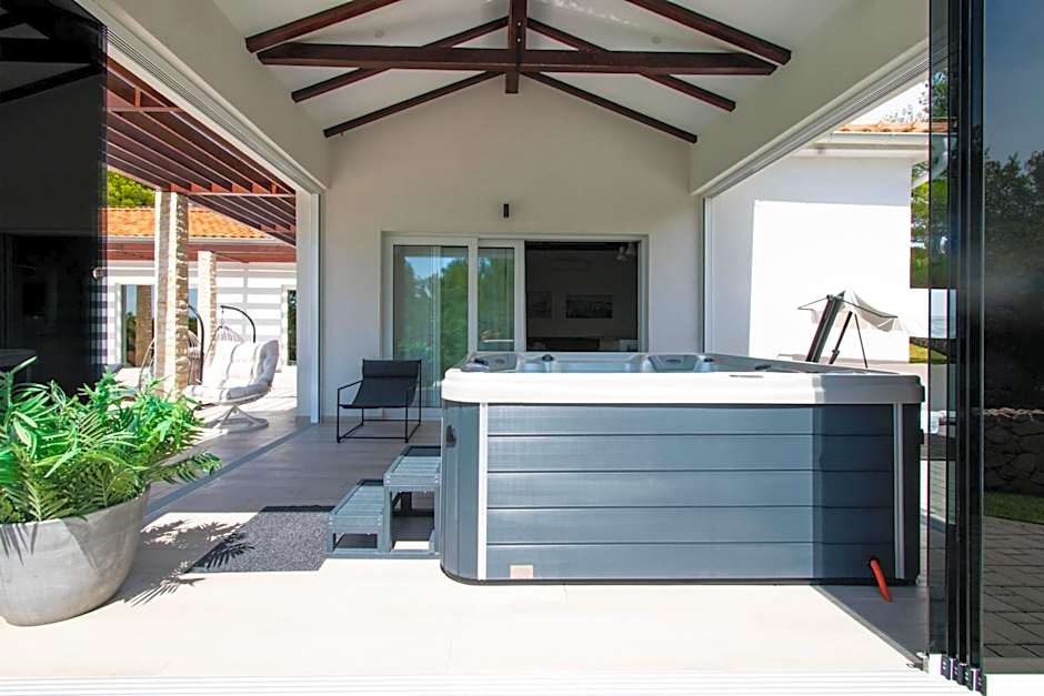 Villa Stella - heated pool, jacuzzi & sauna