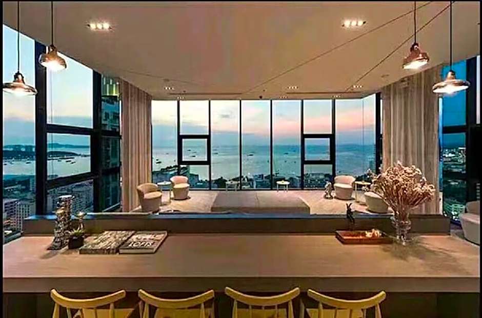 the base 网红公寓 市中心核心区顶层无边泳池俯瞰整个芭堤雅海湾