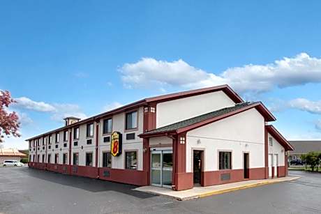 Super 8 by Wyndham Crystal Lake