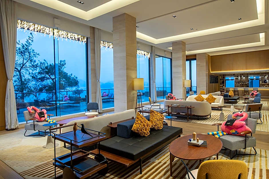 voco Thousand Island Lake By IHG