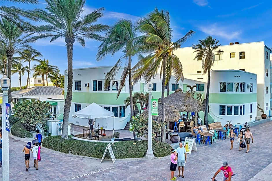 Walkabout 5 Retro Hotel on the beach with live music and a bar
