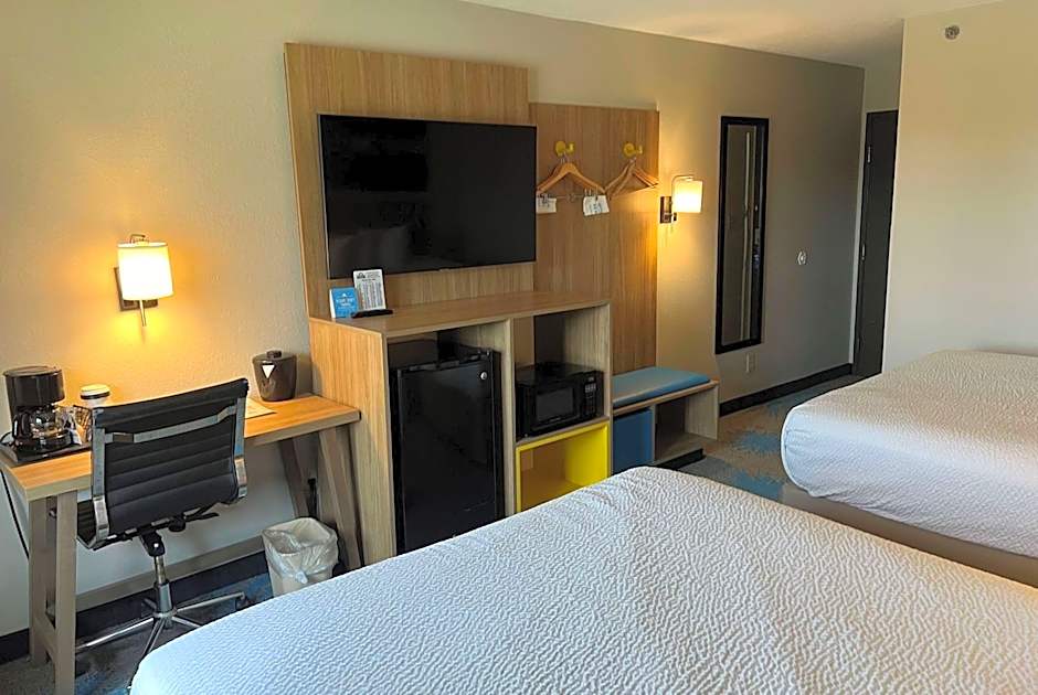 Days Inn & Suites by Wyndham Des Moines Airport