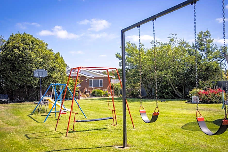 Colonial Lodge Motel