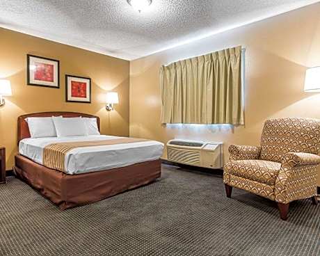 Efficiency Queen Room - Accessible/Non-Smoking