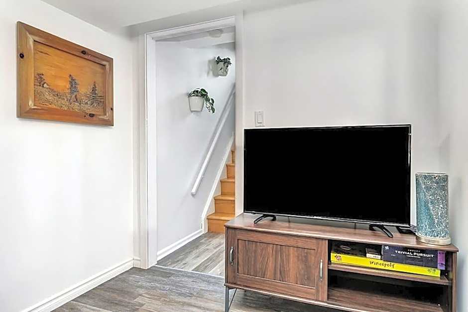 Retro vibe w hot tub piano lounge and vinyls