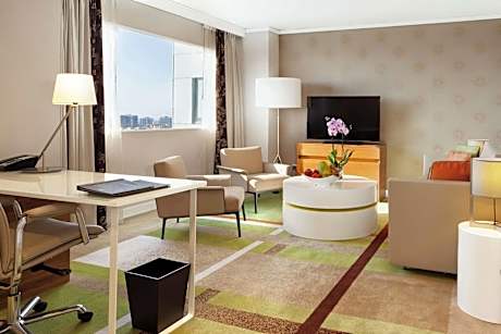 One-Bedroom Executive King Suite with Lounge Access