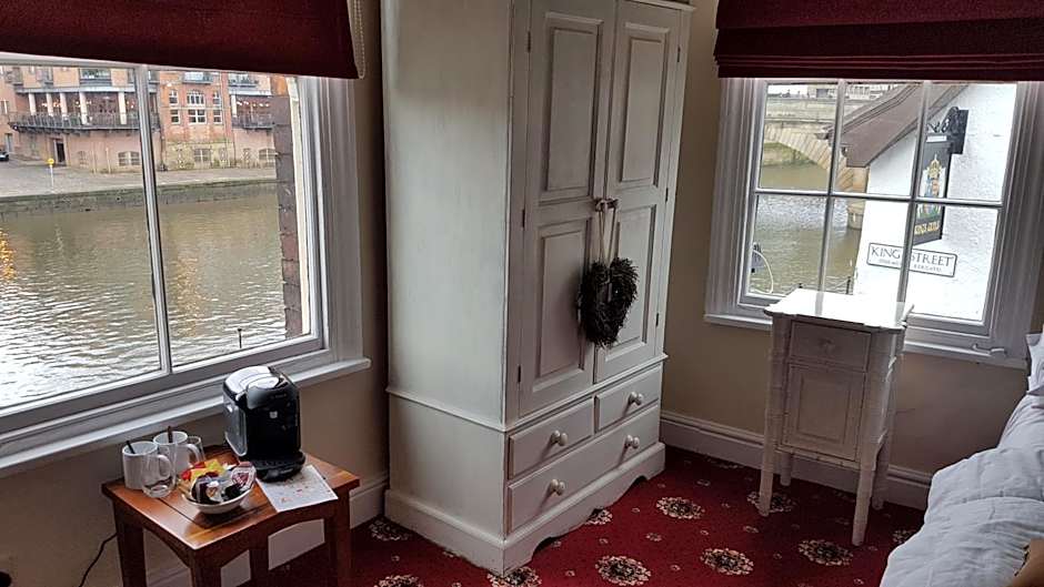 Lil's On The Waterfront