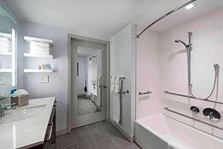 1 King Mobility/Hearing Accessible W/Tub