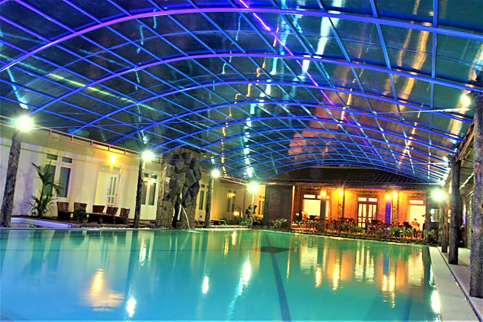 Hotel Savitri Country