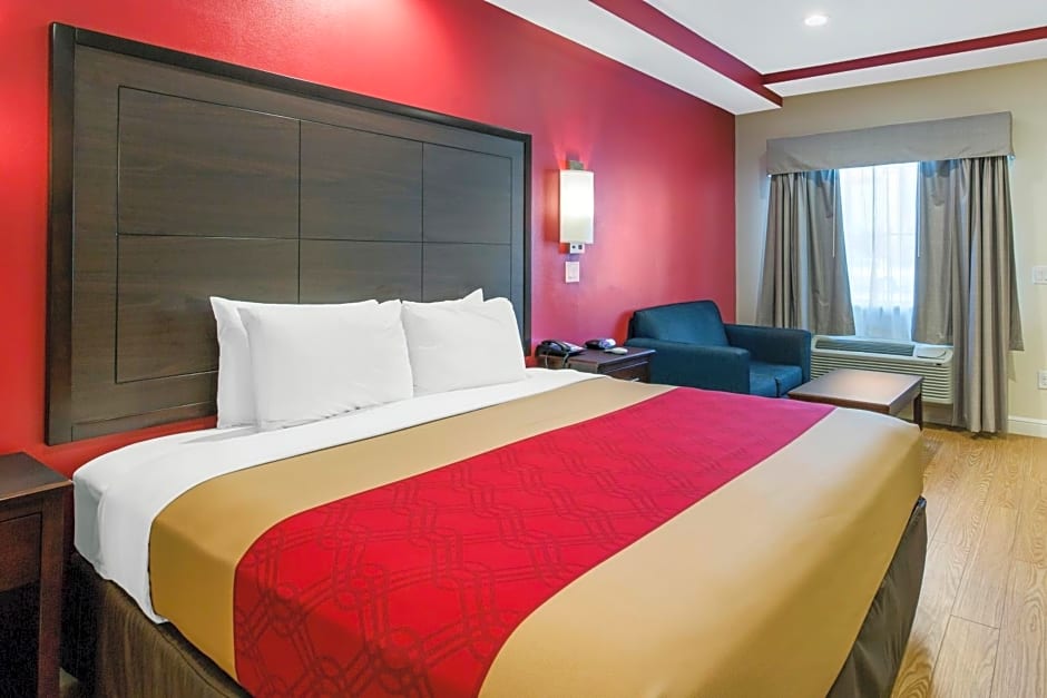 Econo Lodge Inn & Suites