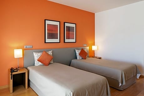 Twin Deluxe Room w/ Terrace &
Garden View