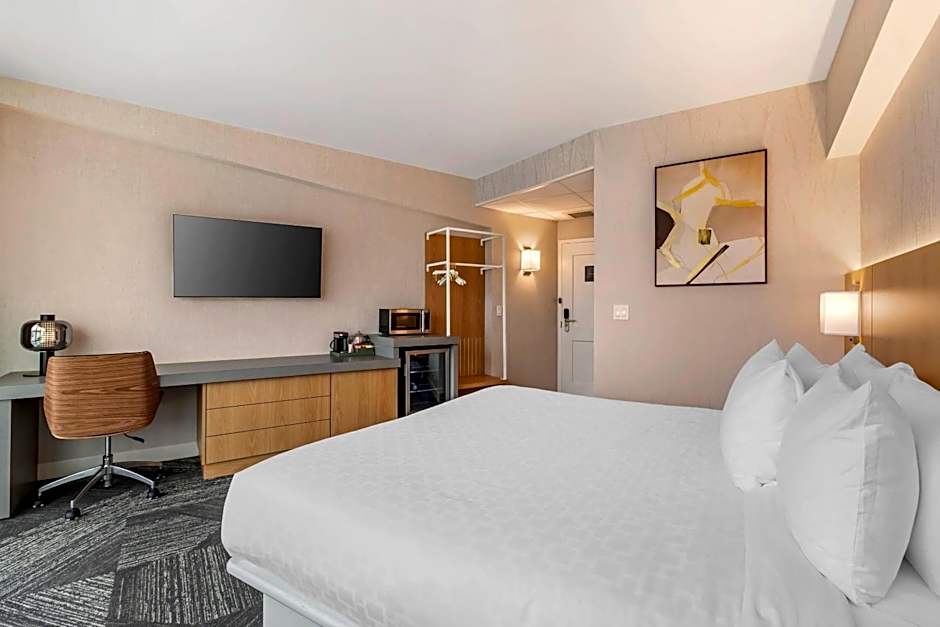 Clarion Lakeside Inn & Conference Centre