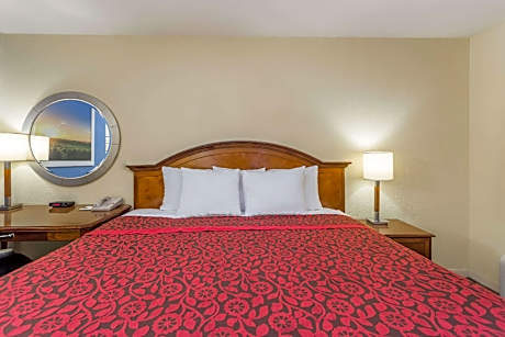 1 King Bed Smoking
