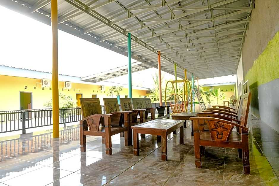 OYO 1773 Ilyasa Family