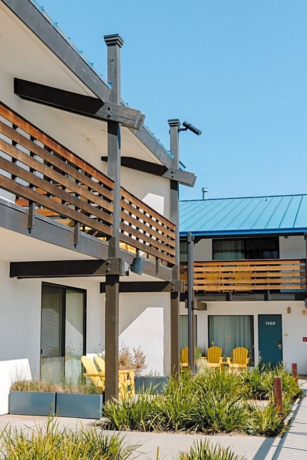 Lakehouse Hotel and Resort