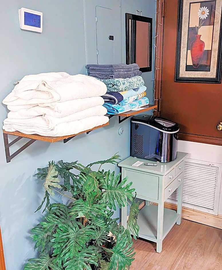 Uptown area, Cozy king Suite, quiet and private, free parking, walk to restaurants