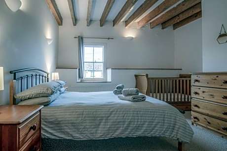 Angle Adventures - 4 Bedroom Cottage - Angle