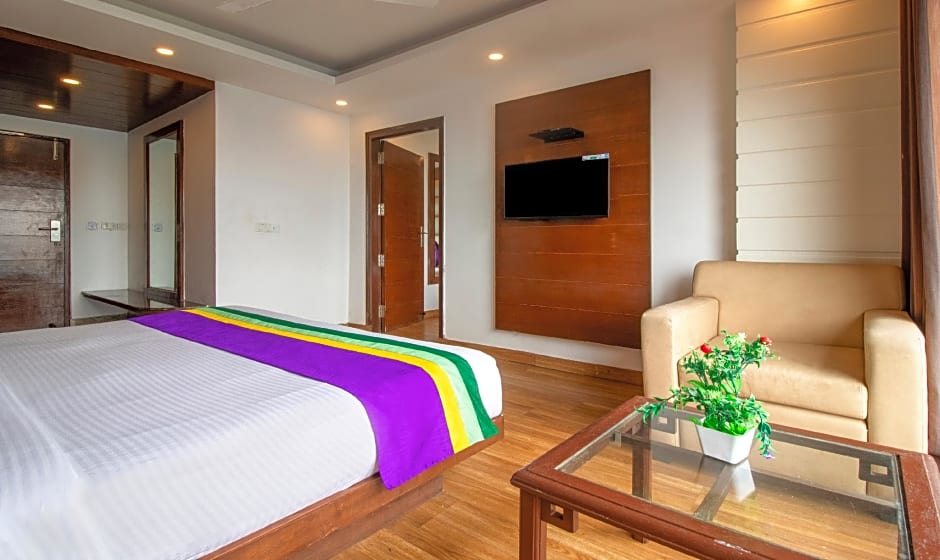 Treebo Premium Queen Of Hills Near Mall Road