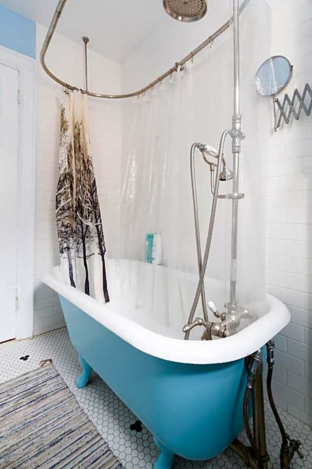 Bright and Quiet Bedroom near Subway, Koreatown and UofT