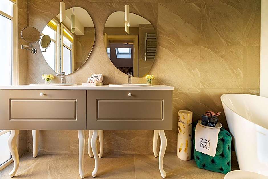 Gallery 37 Powered by ASTON