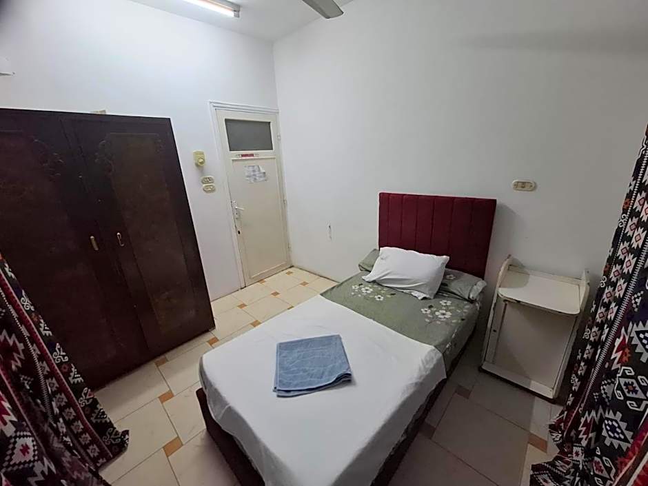 Foto 1 di 4 di Basic Triple Room with Shared Bathroom