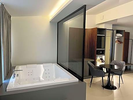 Superior King Suite with Jacuzzi and Balcony - Non-Smoking