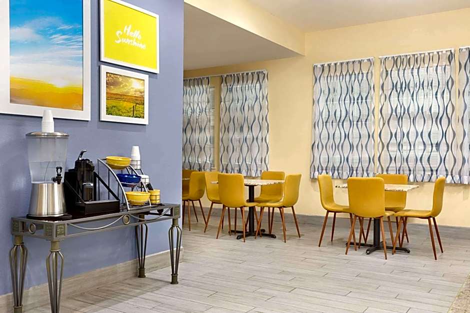 Days Inn & Suites by Wyndham Ft. Worth DFW Airport South