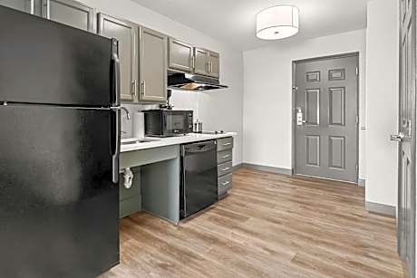 Queen Room - Mobility Accessible Tub