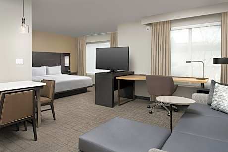 King Studio with Sofa Bed - Hearing Accessible