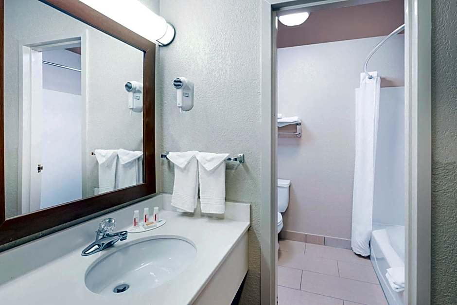Days Inn by Wyndham Clive - West Des Moines