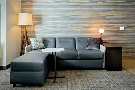 One-Bedroom King Suite with Sofa Bed and Adapted Tub - Mobility Accessible