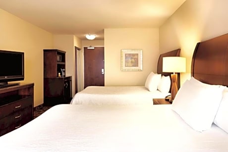 2 Queen Mobility/Hearing Accessible W/Bathtub