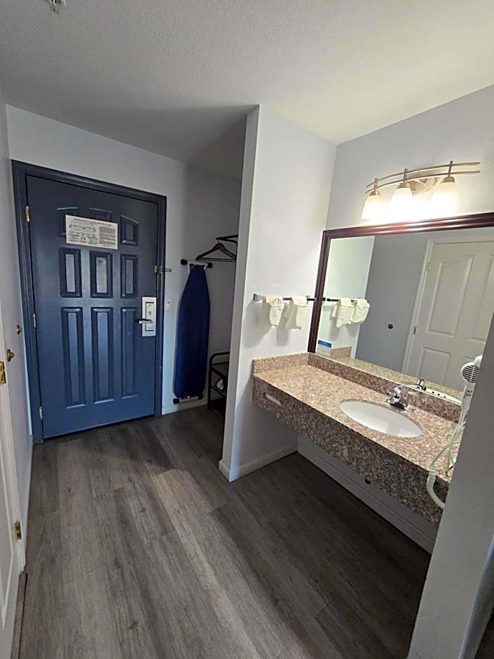 Quality Inn & Suites Tulare