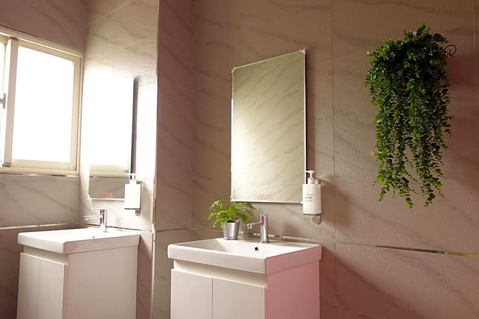 Douzi Hotel Taoyuan Airport Metro THSR A17