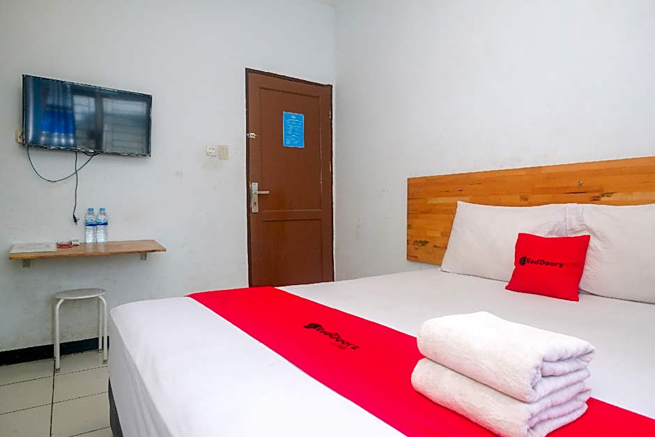 RedDoorz @ Jalan Brigjend Katamso Medan 2